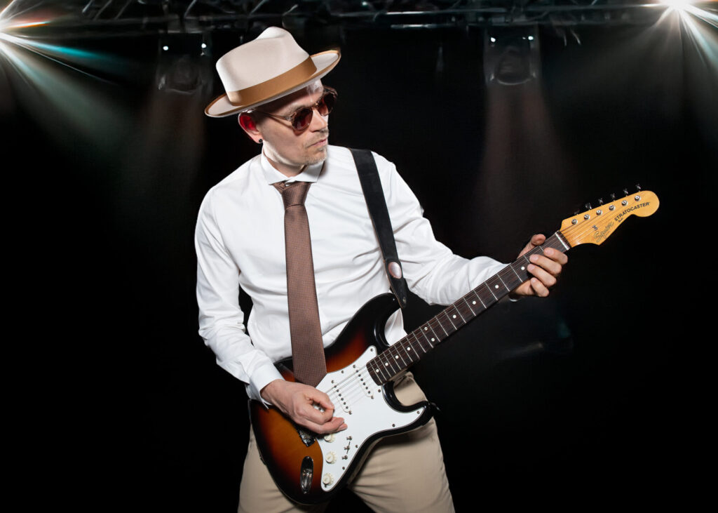 Sandy Leresche à la guitare dans la fumée de scène