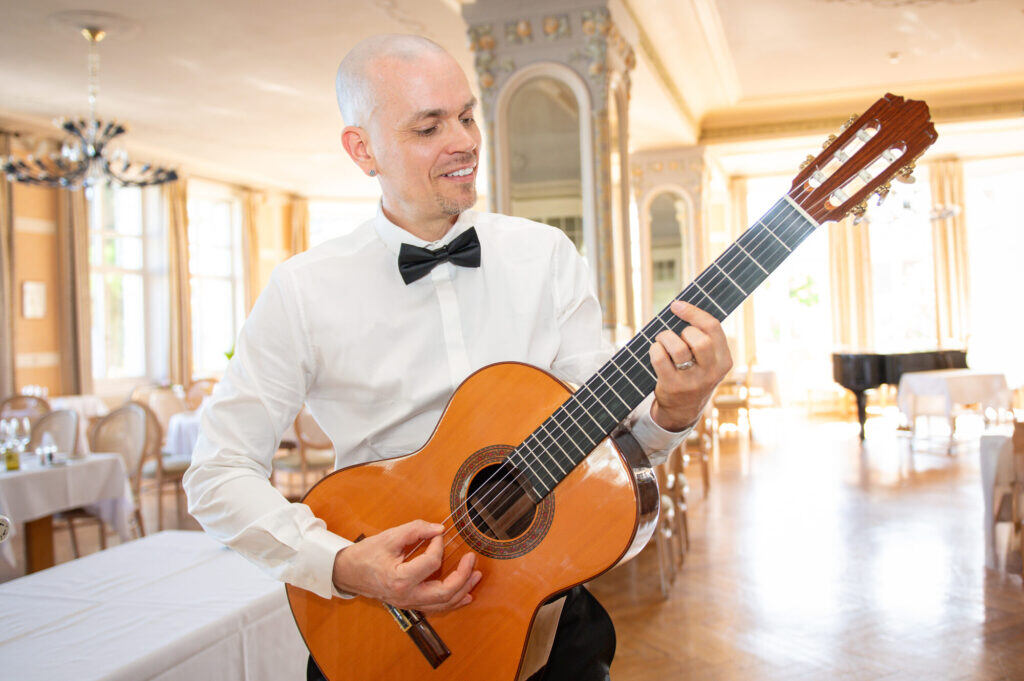 Sandy Leresche à la guitare classique dans une salle de réception